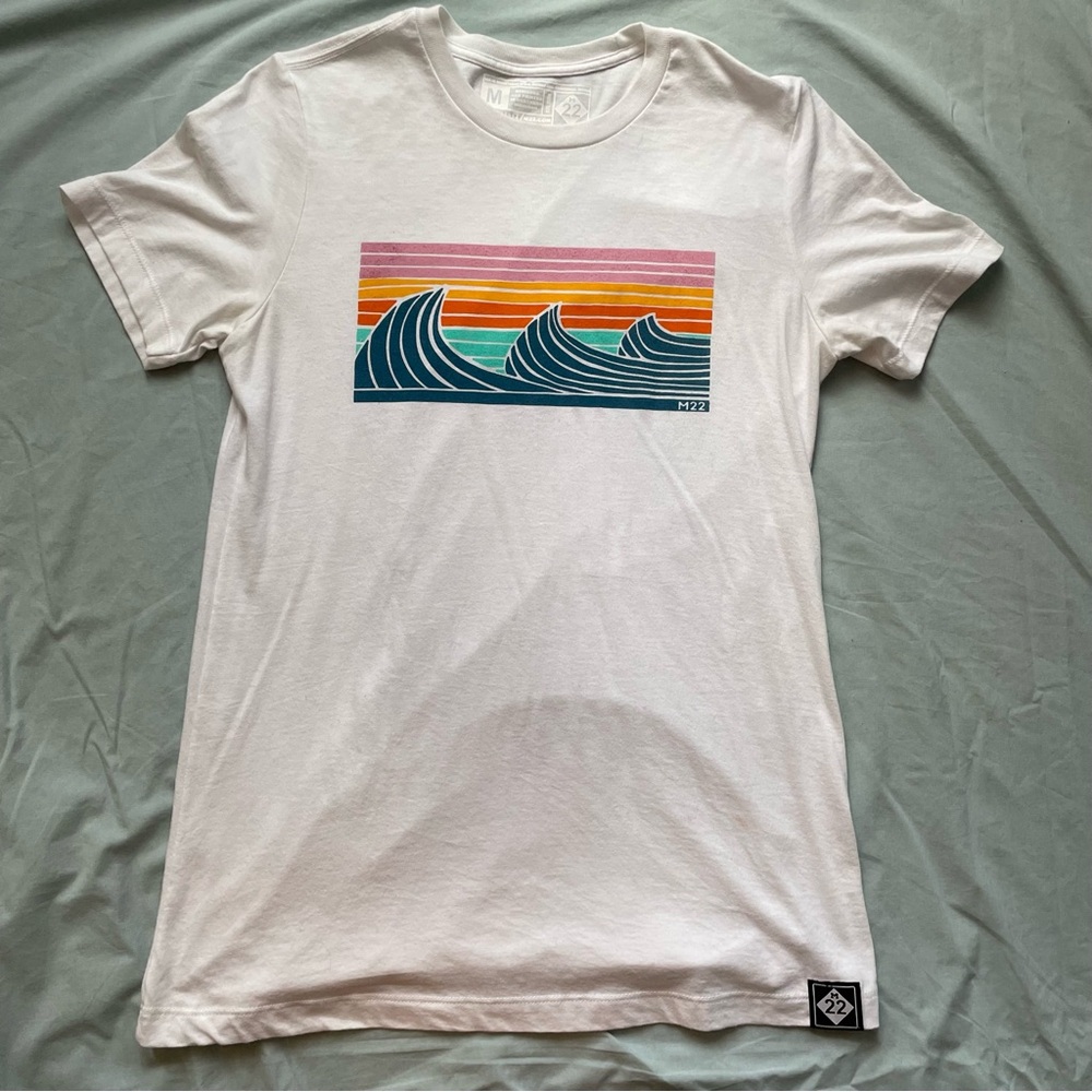 M22 Lake Wave white graphic tee